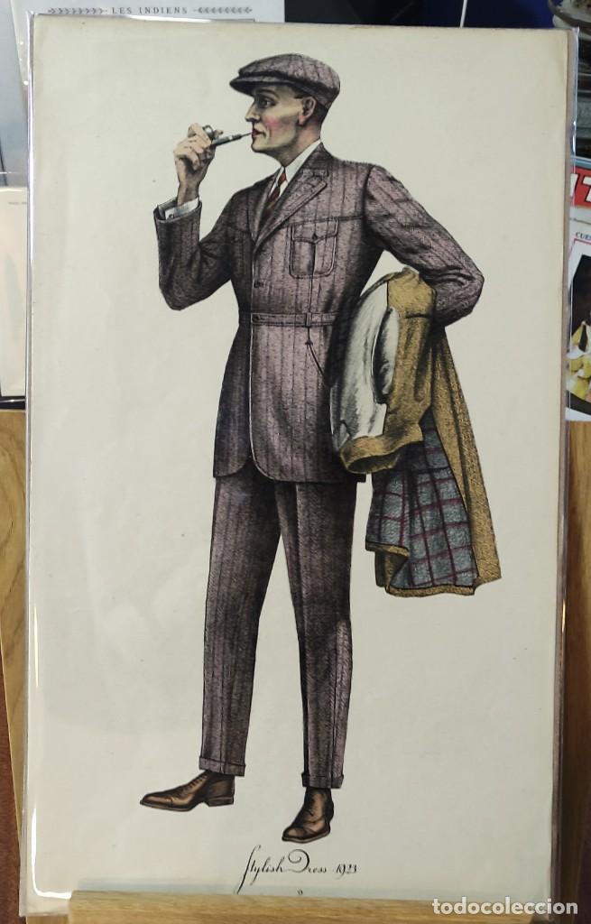 Coleccionismo: LITOGRAF&Iacute;A MODA TRAJE GABARDINA FUMANDO PIPA - 1923 - 40,5x24,5cm - VINTAGE
