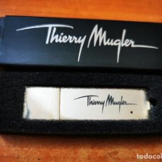 Coleccionismo: THIERRY MUGLER MEMORIA USB PLATEADA 60 MB PROMOCION ESPAÑA SOLO COLECCIONISTAS SIN USAR PEN DRIVE. Lote 316961658