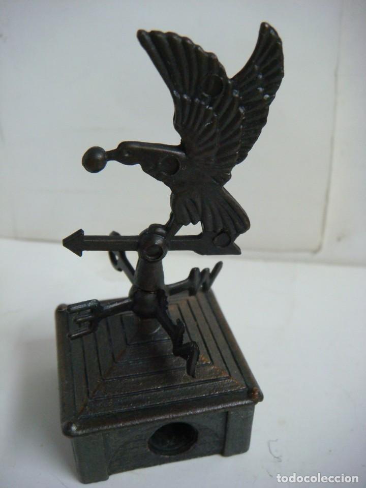 Coleccionismo: SACAPUNTAS FIGURA DE UN PARARAYOS VELETA CON UN AGUILA -CAJ-B-N&ordm;-139