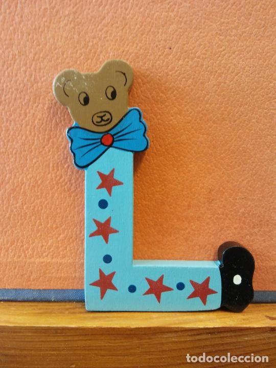Collezionismo: BONITA LETRA L. EN MADERA. COLOR AZUL. MEDIDAS 6.5*9.5 CM.