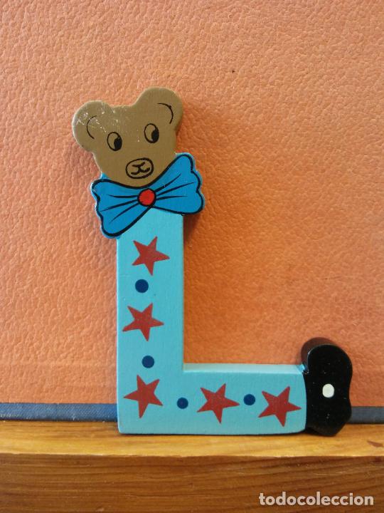 Collezionismo: BONITA LETRA L. EN MADERA. COLOR AZUL. MEDIDAS 6.5*9.5 CM.