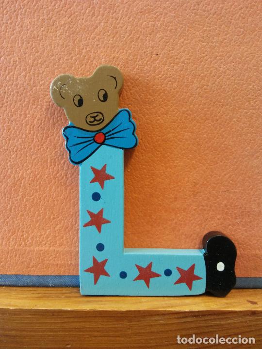 Collezionismo: BONITA LETRA L. EN MADERA. COLOR AZUL. MEDIDAS 6.5*9.5 CM.