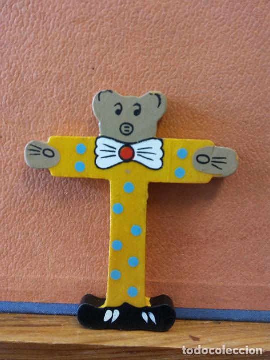 Collezionismo: BONITA LETRA T. EN MADERA. COLOR AMARILLO. MEDIDAS 8*9.5 CM.