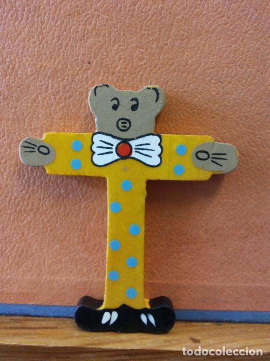Collezionismo: BONITA LETRA T. EN MADERA. COLOR AMARILLO. MEDIDAS 8*9.5 CM.