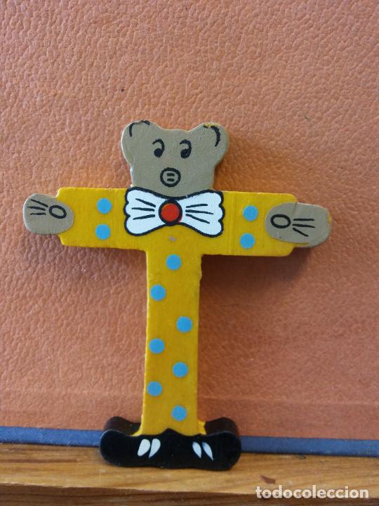 Collezionismo: BONITA LETRA T. EN MADERA. COLOR AMARILLO. MEDIDAS 8*9.5 CM.