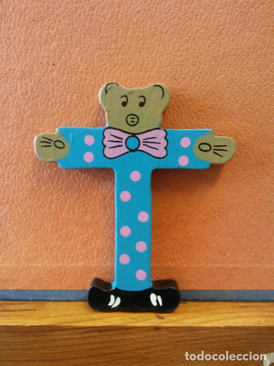 Coleccionismo: BONITA LETRA T. EN MADERA. COLOR AZUL. MEDIDAS 8*9.5 CM.