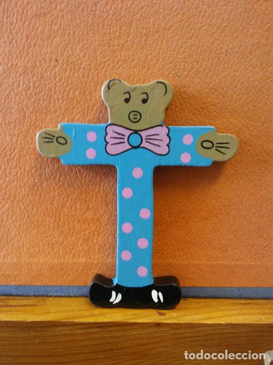 Coleccionismo: BONITA LETRA T. EN MADERA. COLOR AZUL. MEDIDAS 8*9.5 CM.
