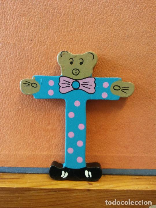 Coleccionismo: BONITA LETRA T. EN MADERA. COLOR AZUL. MEDIDAS 8*9.5 CM.