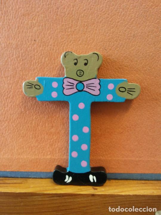 Coleccionismo: BONITA LETRA T. EN MADERA. COLOR AZUL. MEDIDAS 8*9.5 CM.