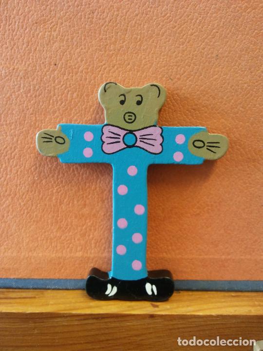 Coleccionismo: BONITA LETRA T. EN MADERA. COLOR AZUL. MEDIDAS 8*9.5 CM.