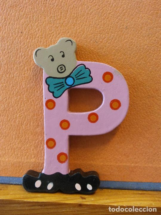 Coleccionismo: BONITA LETRA P. EN MADERA. COLOR ROSA. MEDIDAS 10*6 CM.