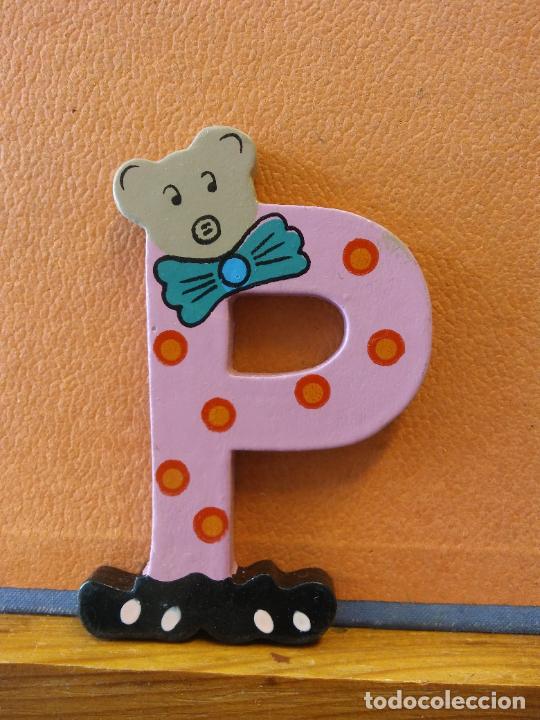 Coleccionismo: BONITA LETRA P. EN MADERA. COLOR ROSA. MEDIDAS 10*6 CM.