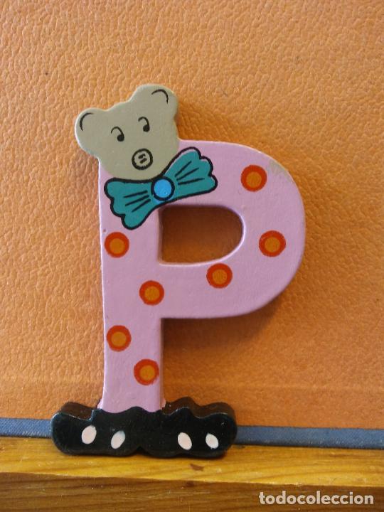 Coleccionismo: BONITA LETRA P. EN MADERA. COLOR ROSA. MEDIDAS 10*6 CM.