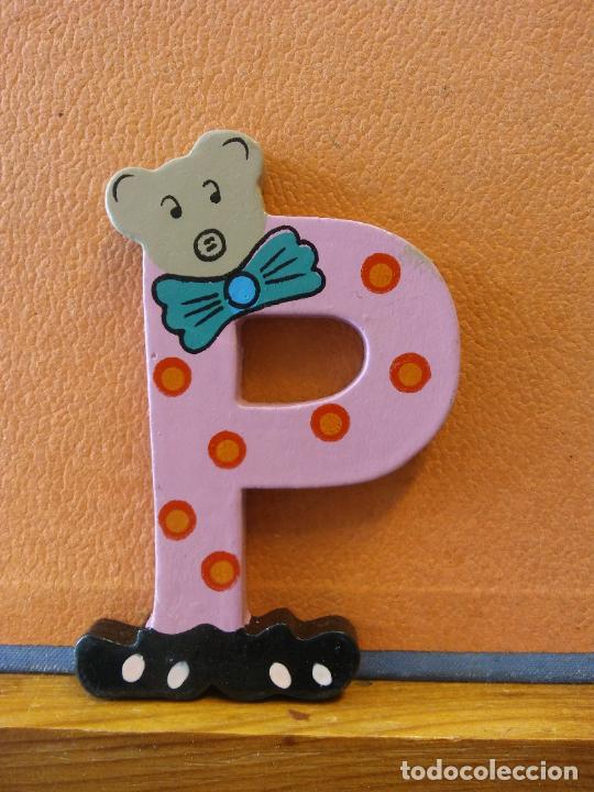 Coleccionismo: BONITA LETRA P. EN MADERA. COLOR ROSA. MEDIDAS 10*6 CM.