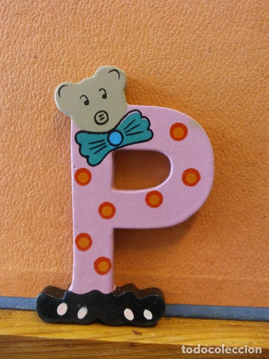 Coleccionismo: BONITA LETRA P. EN MADERA. COLOR ROSA. MEDIDAS 10*6 CM.
