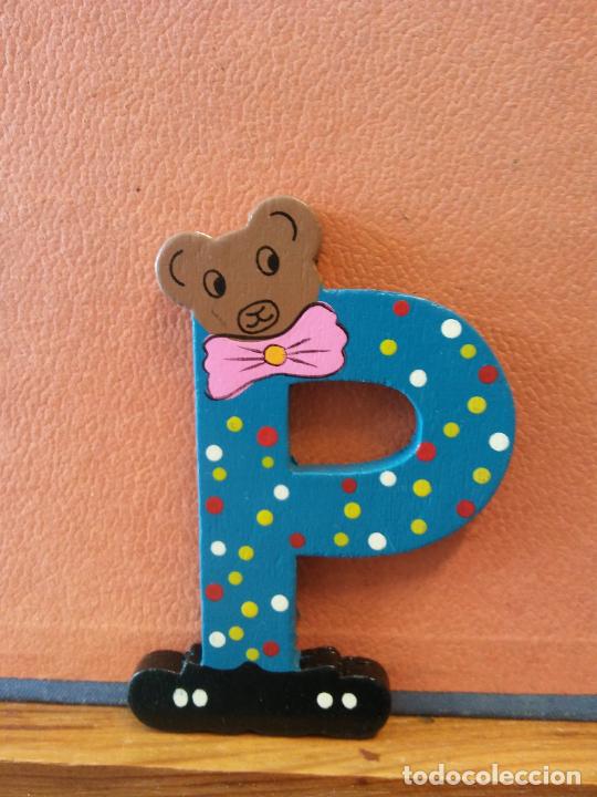 Coleccionismo: BONITA LETRA P. EN MADERA. COLOR AZUL. MEDIDAS 10*6 CM.