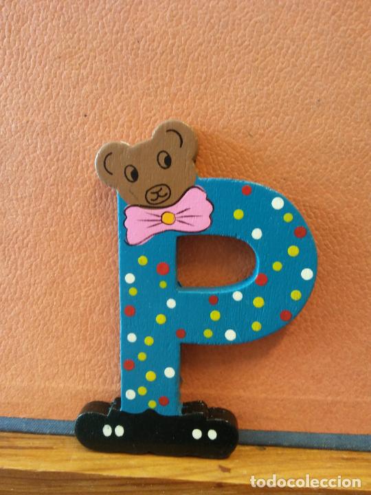 Coleccionismo: BONITA LETRA P. EN MADERA. COLOR AZUL. MEDIDAS 10*6 CM.