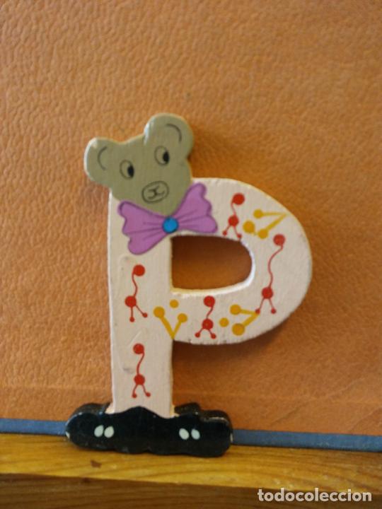 Coleccionismo: BONITA LETRA P. EN MADERA. COLOR ROSA. MEDIDAS 10*6 CM.