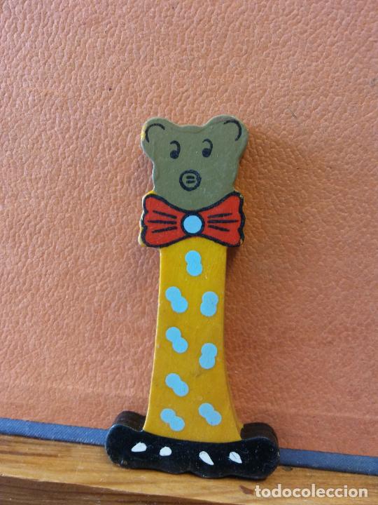 Coleccionismo: BONITA LETRA I. EN MADERA. COLOR AMARILLO. MEDIDAS 10*2 CM.