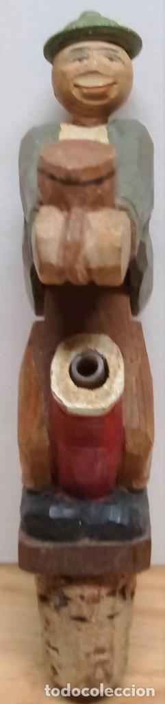 Coleccionismo: ANTIGUO TAPON, DE CORCHO CON FIGURA TALLADA EN MADERA. MOVIBLE. TAPOM-04