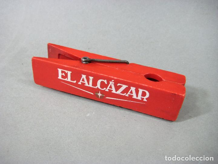 Coleccionismo: PINZA DE PL&Aacute;STICO DEL DIARIO EL ALCAZAR PARA KIOSKO DE PRENSA