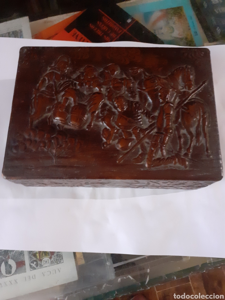 Collecting: Caja antigua de tabaco de piel y madera tema quijote