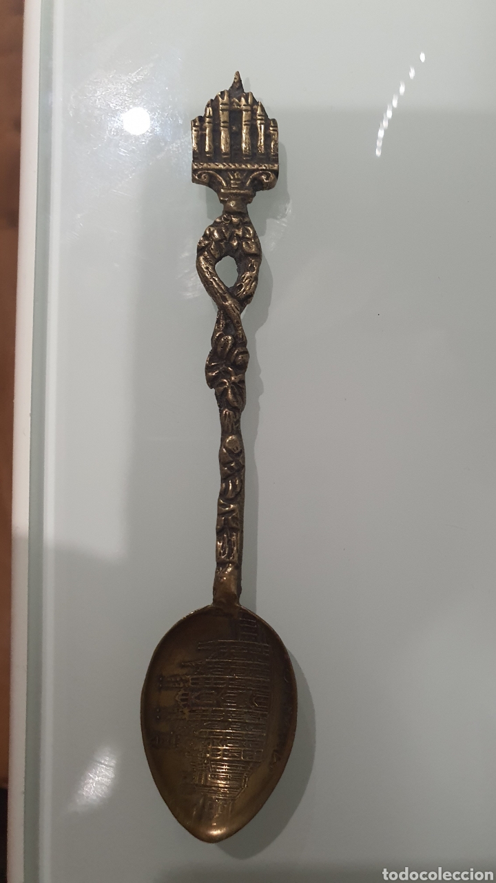 Coleccionismo: antigua cuchara tallada de bronce .