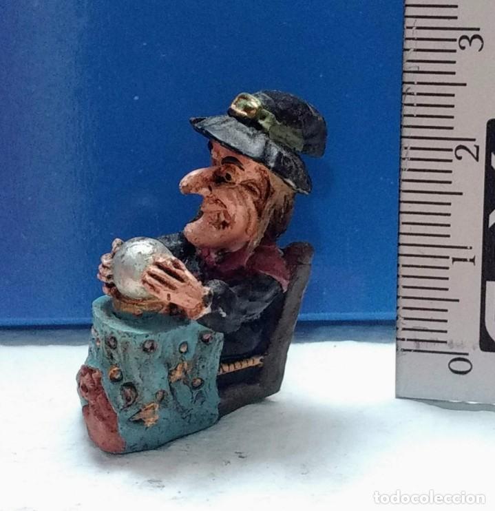 Coleccionismo: MU&Ntilde;ECA BRUJITA MINI VINTAGE BRUJA MINIATURA - RESINA - CERAMICA - MEDIDA APROX. 3 CM
