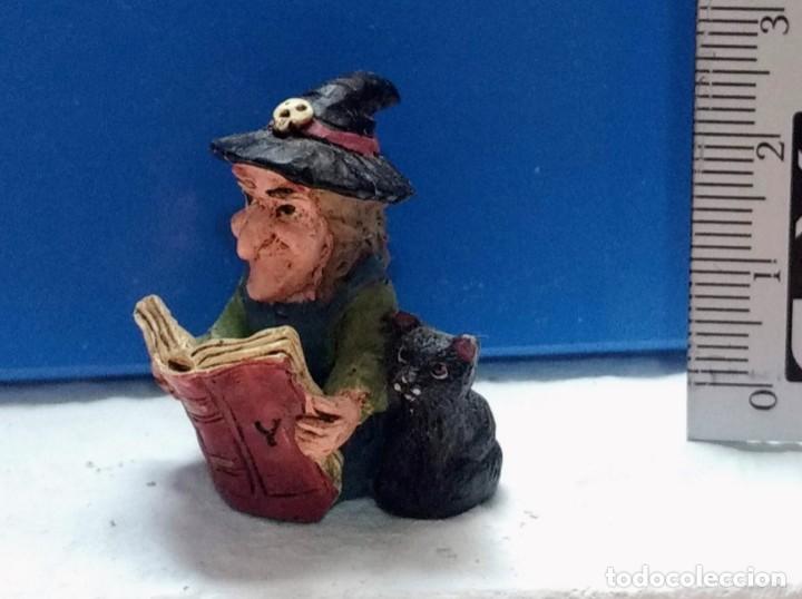 Coleccionismo: MU&Ntilde;ECA BRUJITA MINI VINTAGE BRUJA MINIATURA - RESINA - CERAMICA - MEDIDA APROX. 3 CM