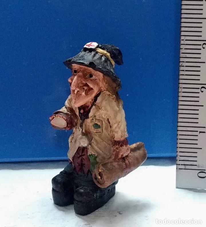 Coleccionismo: MU&Ntilde;ECA BRUJITA MINI VINTAGE BRUJA MINIATURA - RESINA - CERAMICA - MEDIDA APROX. 3 CM