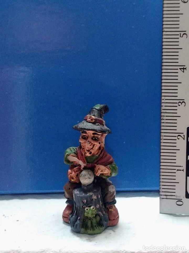 Coleccionismo: MU&Ntilde;ECA BRUJITA MINI VINTAGE BRUJA MINIATURA - RESINA - CERAMICA - MEDIDA APROX. 3 CM