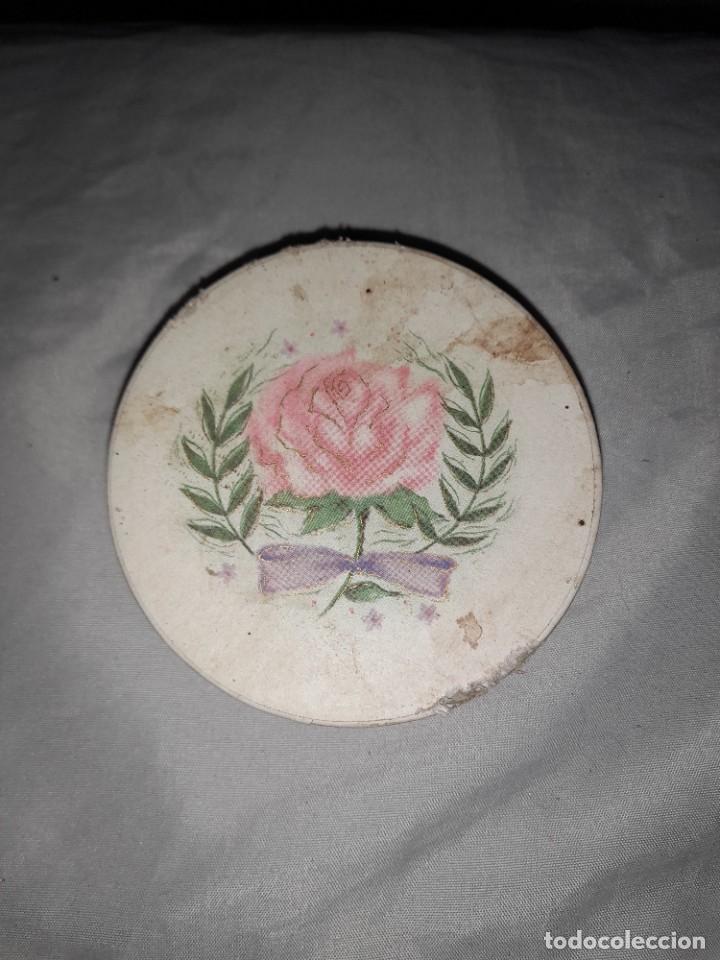 Coleccionismo: Antiguo bote de polvo perfumado para la piel.de marca avon a&ntilde;os 60, tiene producto