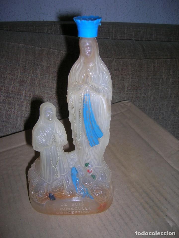 Coleccionismo: Antigua botellita de pl&aacute;stico para agua bendita Virgen de Lourdes. Algunas se&ntilde;ales. Mide 22 cm.