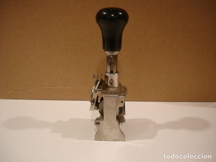 Coleccionismo: FECHADOR METALICO ANTIGUO - Foto 2