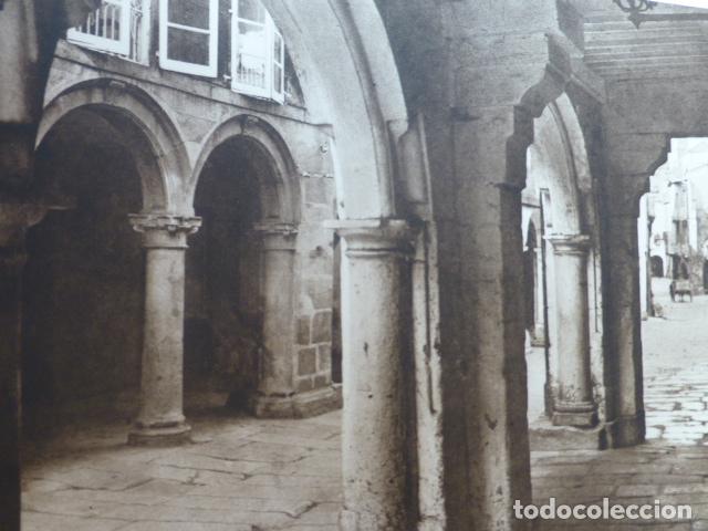 Coleccionismo: SANTIAGO DE COMPOSTELA DETALLE URBANO ANTIGUO HUECOGRABADO 1928
