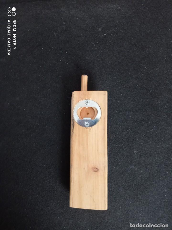 Coleccionismo: ABREBOTELLAS IMITACION A MOVIL DE MADERA- - Foto 2