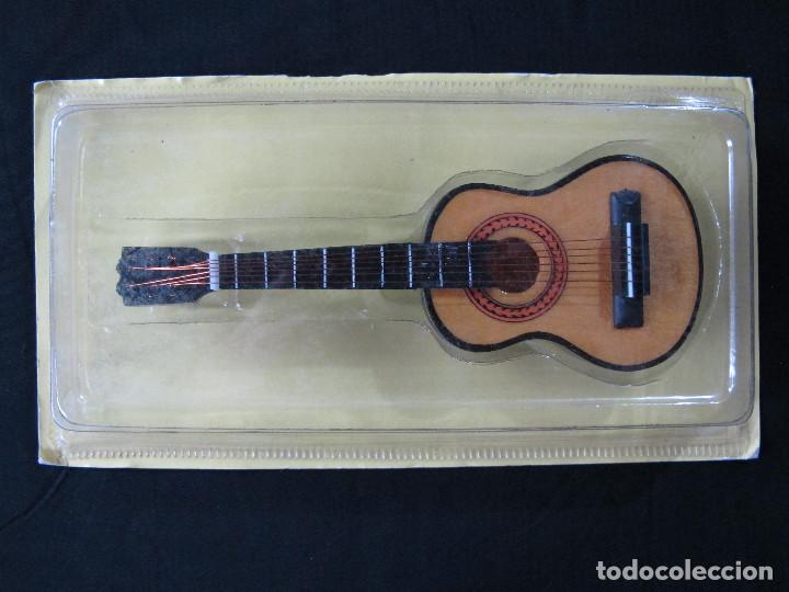 Coleccionismo: Coleccionable intrumentos musicales SALVAT - n&ordm; 9 guitarra cl&aacute;sica (sin estrenar)