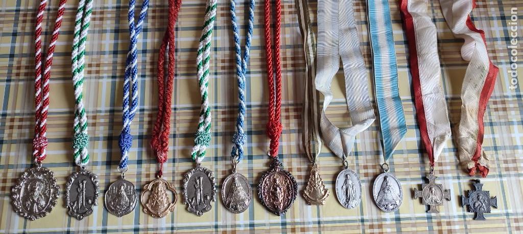 Coleccionismo: Gran lote medallas religiosas cofrad&iacute;as semana Santa Sevilla Rocio