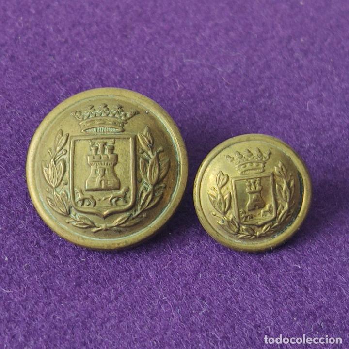Coleccionismo: ANTIGUOS BOTONES POLICIA MUNICIPAL VITORIA-GASTEIZ. 2 BOTONES ORIGINALES. ALAVA.
