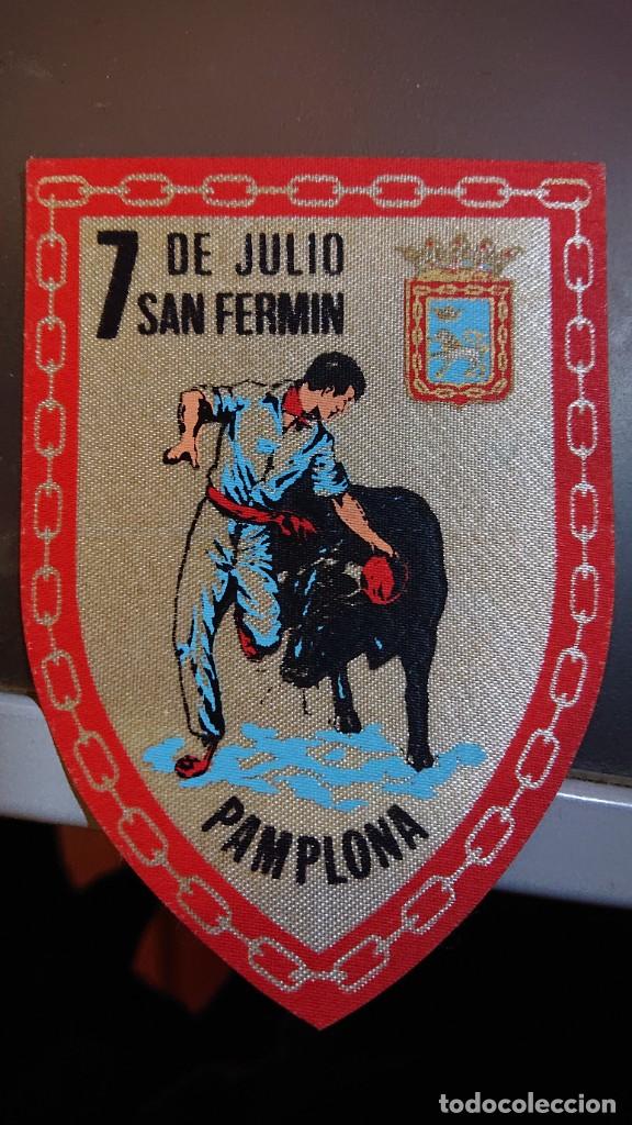 Coleccionismo: PARCHE FORMA DE ESCUDO ANTIGUO SAN FERMIN PAMPLONA NAVARRA