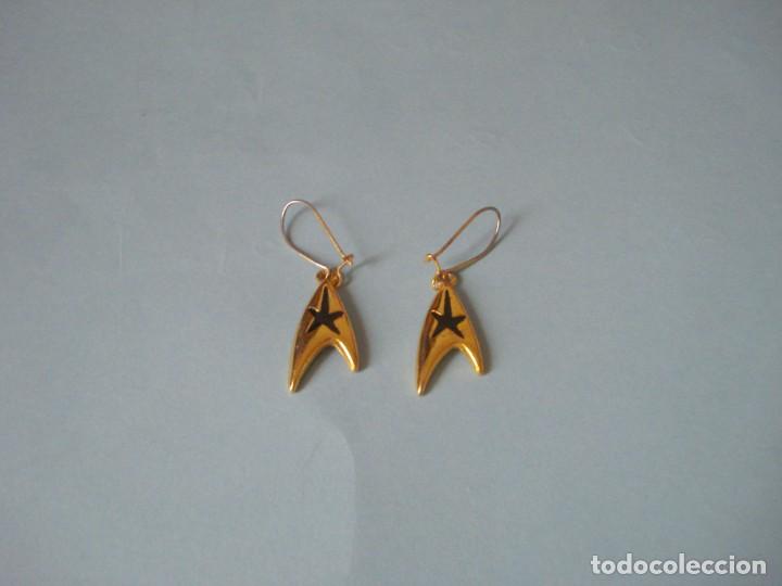 Coleccionismo: STAR TREK PENDIENTES TOS DORADOS. Medidas: 22 mm alto x 11 mm ancho x 2,6 mm profundidad