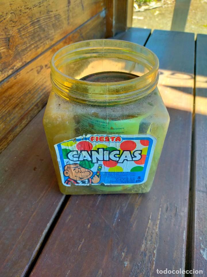 Coleccionismo: Antiguo envase pl&aacute;stico caramelos caramelera Fiesta golosinas promoci&oacute;n canicas