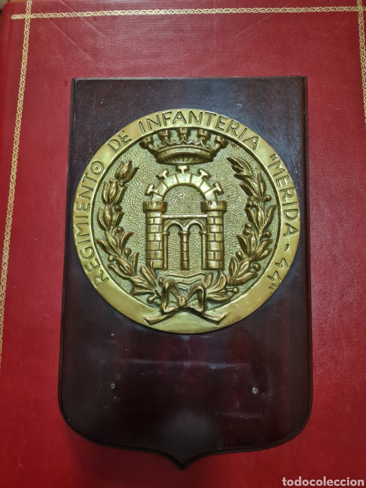 Coleccionismo: METOPA DE BRONCE ANTIGUA REGIMIENTO INFANTERIA MERIDA 44-EL FERROL