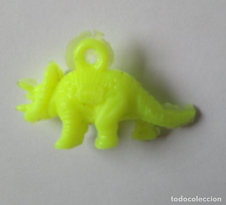 Coleccionismo: COLGANTE GREFUSA 90 JURASSIC PARK PARQUE JURASICO PREMIUM DUNKIN DUNKY FIGURA color triceratops