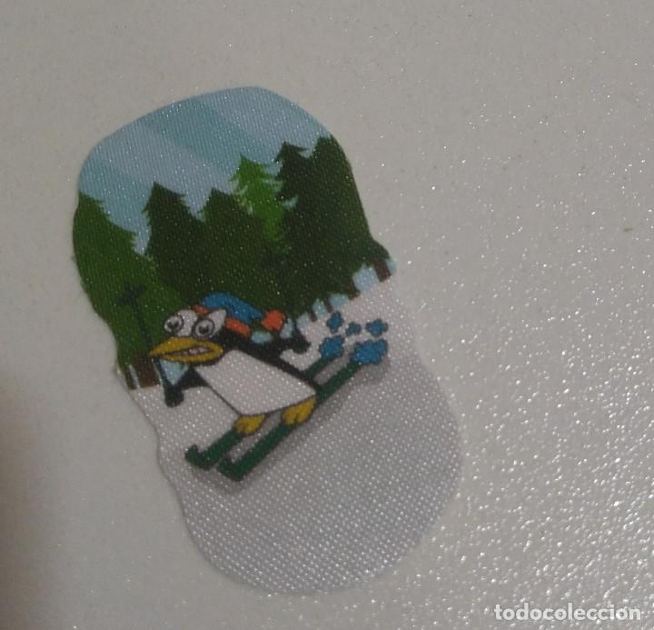 Coleccionismo: PARCHE para la ROPA GUSANITOS CROMO TROQUELADO pinguino esquis esquies nieve