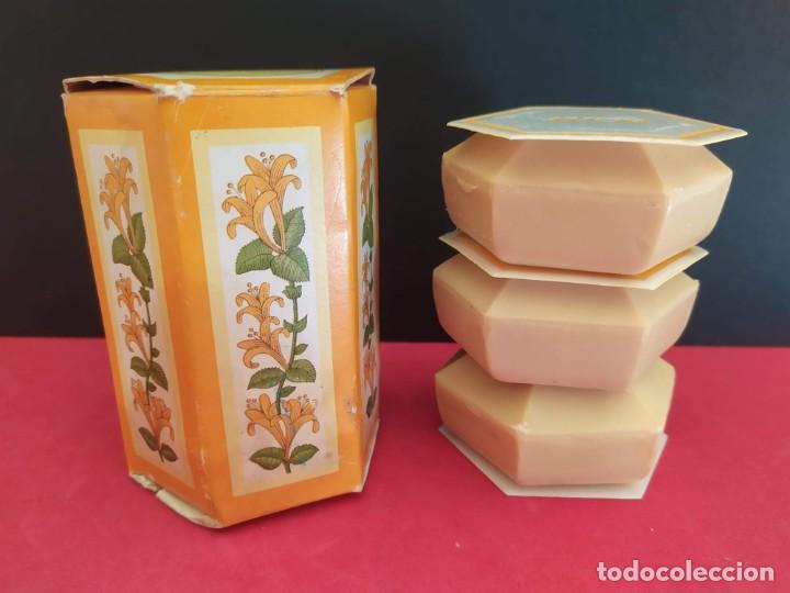 Coleccionismo: caja cajita tres pastillas de jabon perfumado de avon a&ntilde;os 70-80