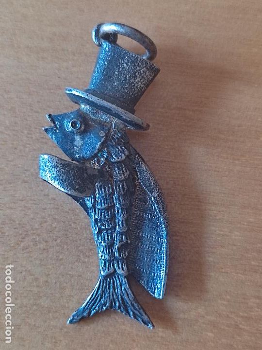 Coleccionismo: PEZ VOLADOR O SIMILAR SOMBRERO COPA COLGANTE 4 CM ALTO