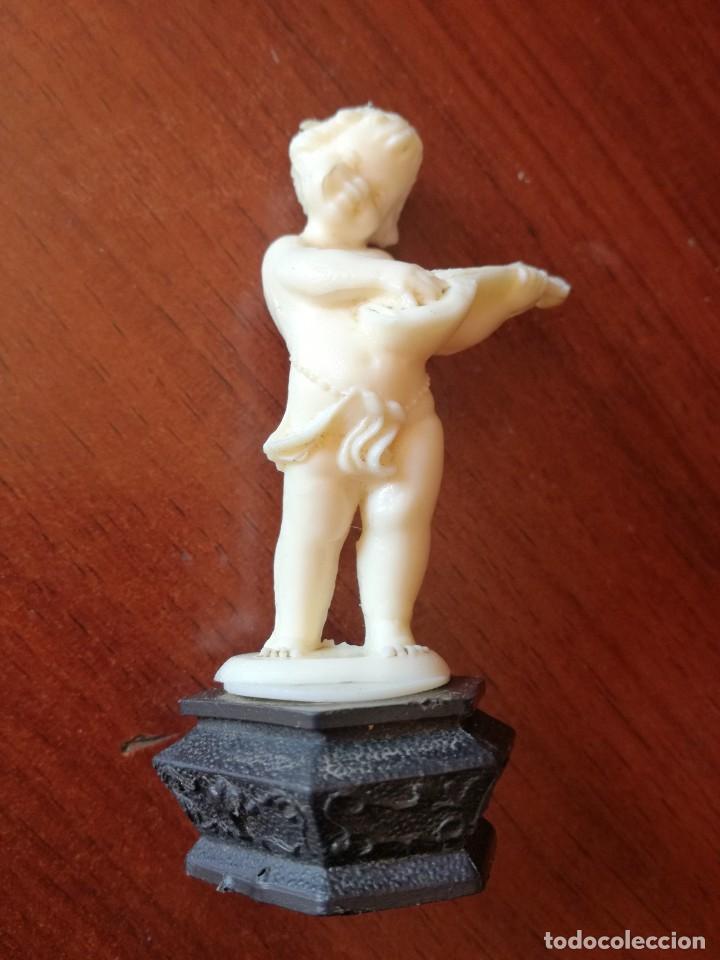 Coleccionismo: ANTIGUA FIGURITA DE PLASTICO 'NI&Ntilde;O DESNUDO TOCANDO EL LAUD' COLECCION DE LOS 70 'NI&Ntilde;OS M&Uacute;SICOS'