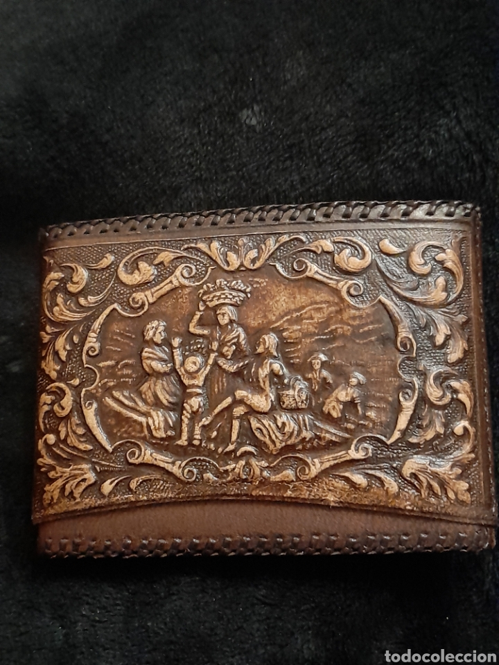 Coleccionismo: Bonita pitillera de cuero repujado