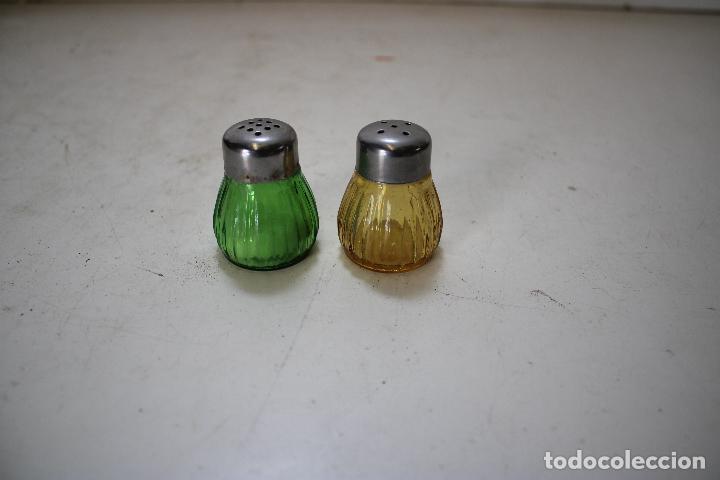 Coleccionismo: pareja de saleros cristal verde y ambar